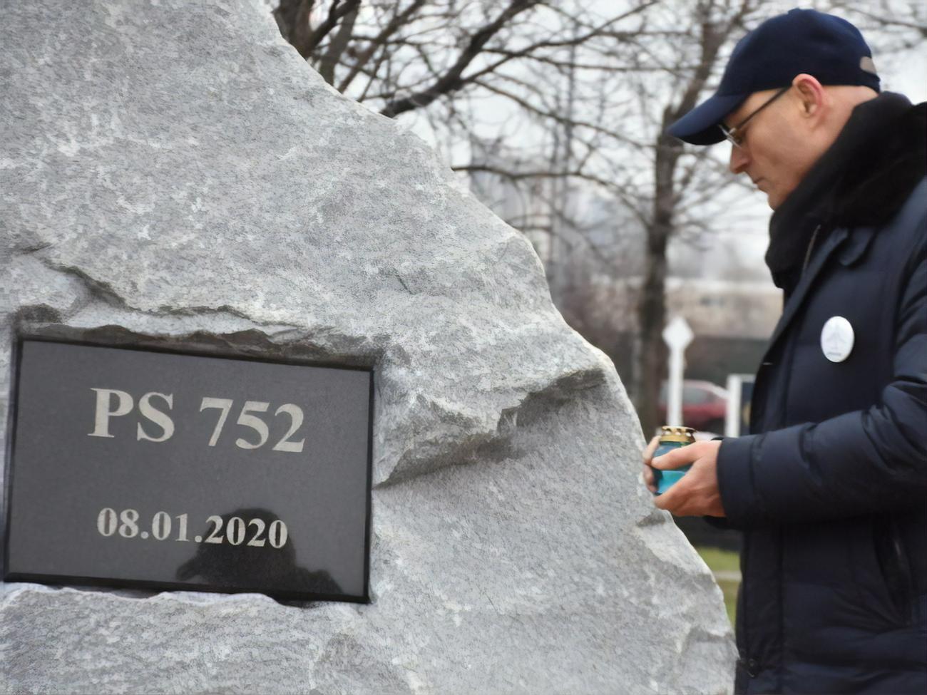 Самолет, в котором было 176 человек, разбился год назад