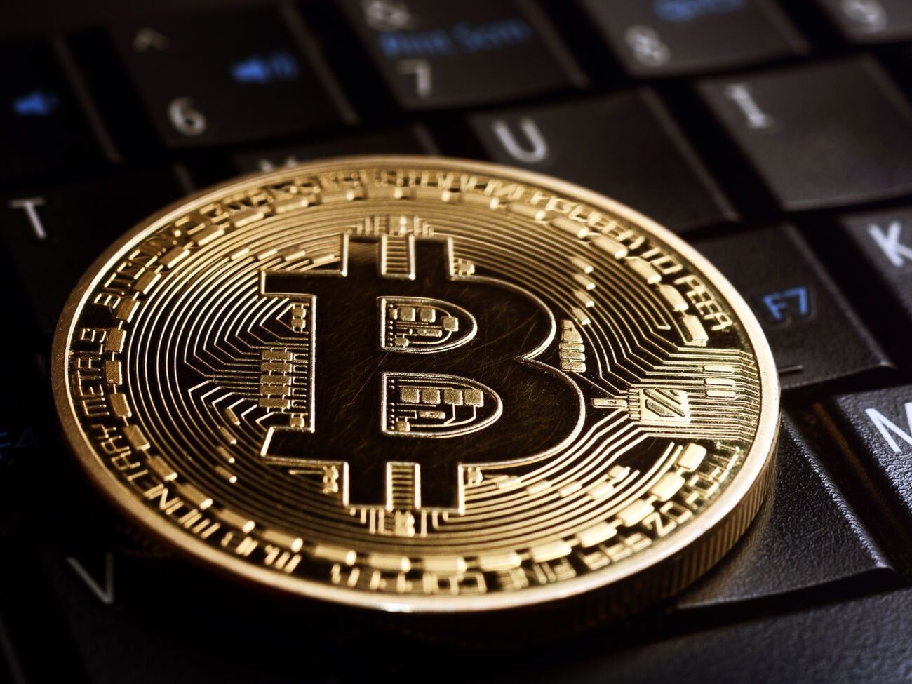 Агентство Reuters зазначало, що курс криптовалюти зростає через попит з боку великих інвесторів