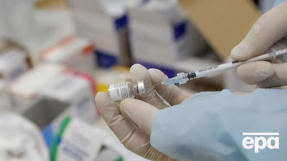 У медичному центрі пояснили, що вакцину пропонували людям позачергово нібито з побоювань, що не встигнуть вчасно використати її у святковий період