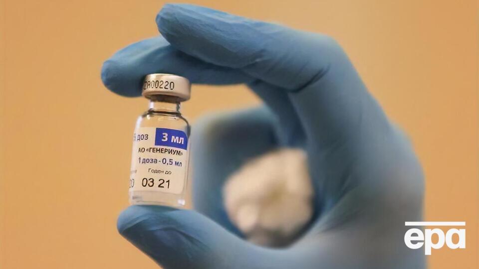 Російська вакцина зазнала критики через дозвіл на масове застосування до проходження третьої фази клінічних випробувань