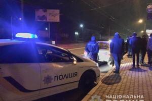 Посетители ресторана затеяли с полицейскими драку