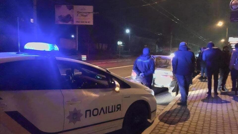 Посетители ресторана затеяли с полицейскими драку