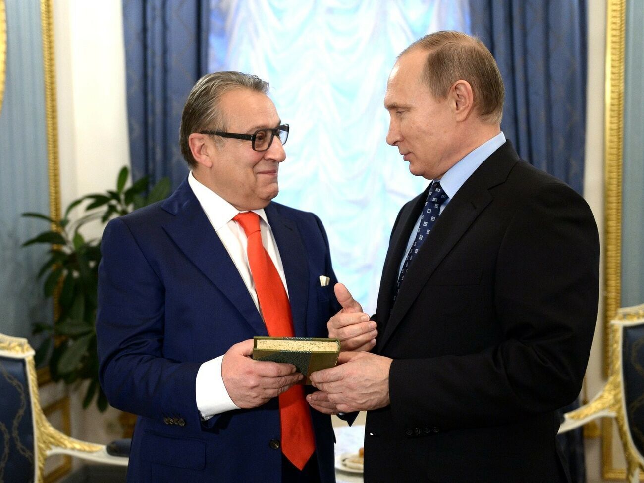 Путину (на фото справа) предлагали поздравить Хазанова, когда он придет сам