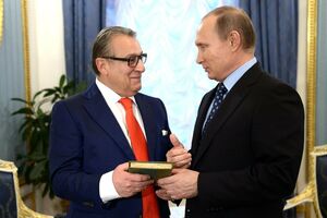 Путіну (на фото праворуч) пропонували привітати Хазанова, коли він прийде сам