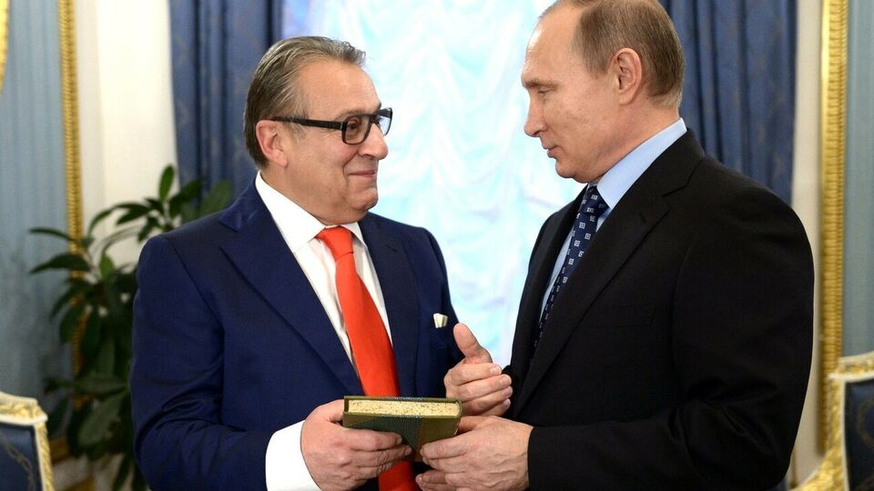 Путину (на фото справа) предлагали поздравить Хазанова, когда он придет сам