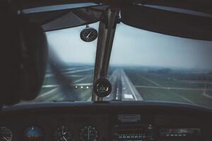 Самолет разбился рядом с аэродромом