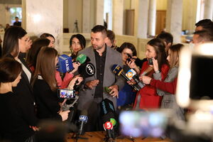 Арахамия сказал, что ему "стыдно перед зрителями выносить наружу" разногласия между фракцией и Разумковым