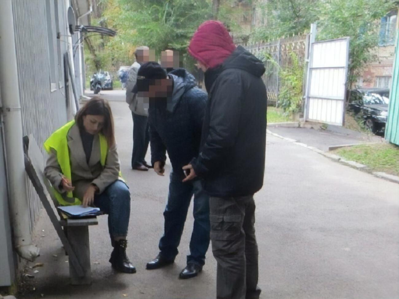 Мужчина заявил полицейским, что решил пострелять со своего балкона по птичкам и случайно попал в прохожего