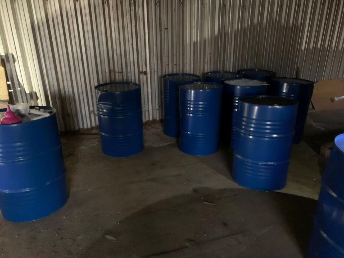 Контрафактный алкоголь хранили в бочках