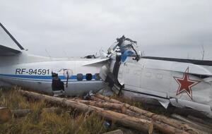 Літак під час падіння зачепив крилом автомобіль і перекинувся