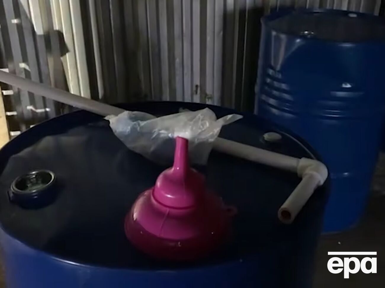 Суррогатный алкоголь хранили в бочках