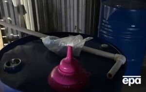 Суррогатный алкоголь хранили в бочках