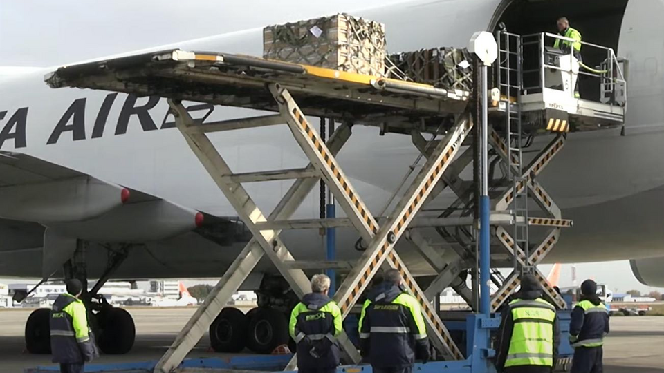 В Украину доставили медицинские принадлежности, вооружение, боеприпасы