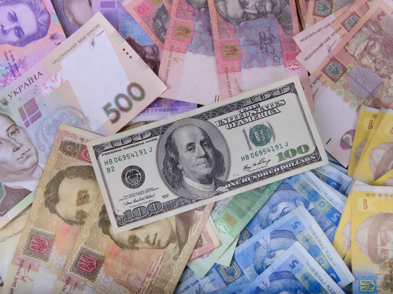 Гривня щодо долара подешевшала на дві копійки