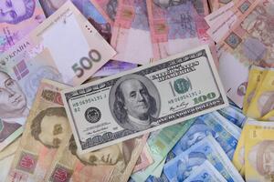 Гривня щодо долара подешевшала на дві копійки