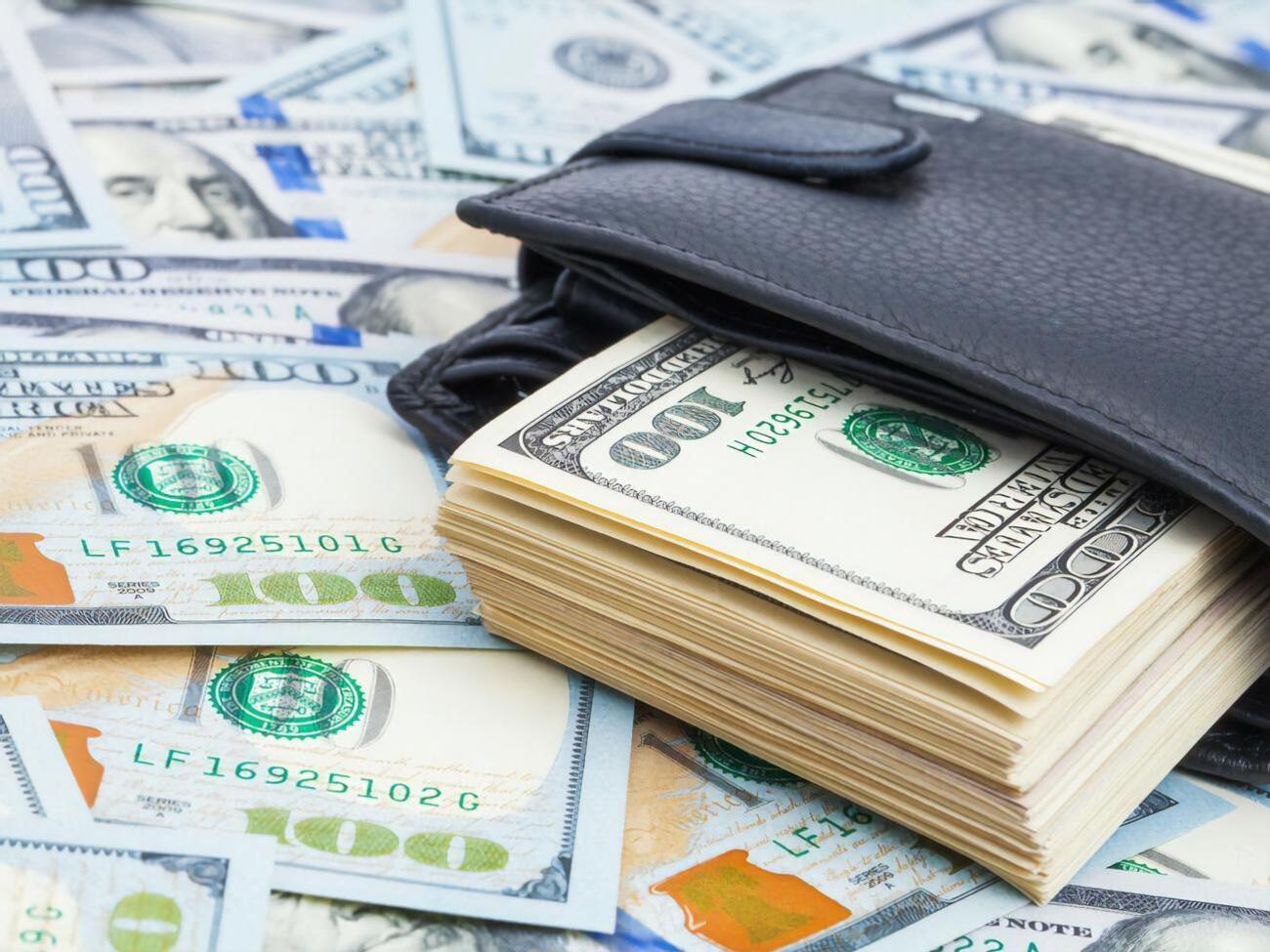 Деньги под потолком Рыбак спрятал в 2014 году, а обнаружил пропажу спустя два года