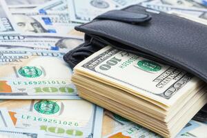 Деньги под потолком Рыбак спрятал в 2014 году, а обнаружил пропажу спустя два года