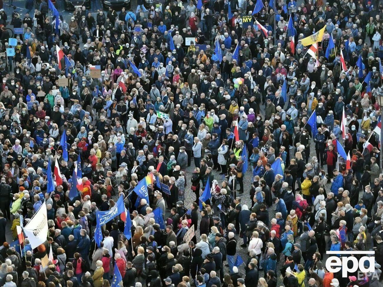 На&nbsp;Замковой площади Варшавы собралось около 100 тыс. человек