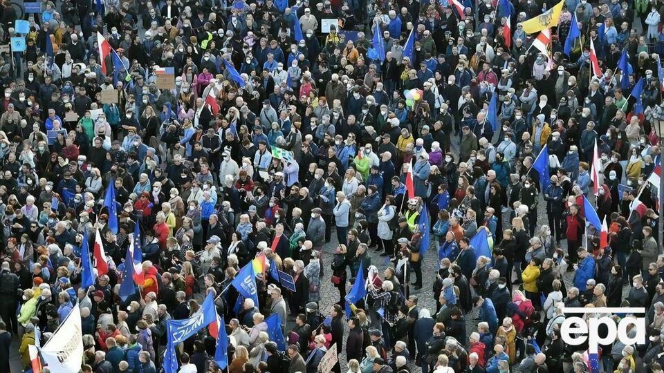 На Замковій площі Варшави зібралося приблизно 100 тис. людей