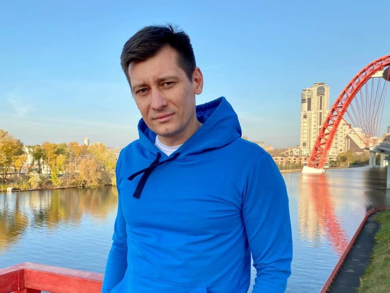 Медведєв у своїй статті пише про укрофашистів. Спочатку ти замовляєш телевізору злісну брехню про Україну, а потім сам у неї віриш