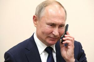 Путин (на фото) поговорил с Меркель и Макроном