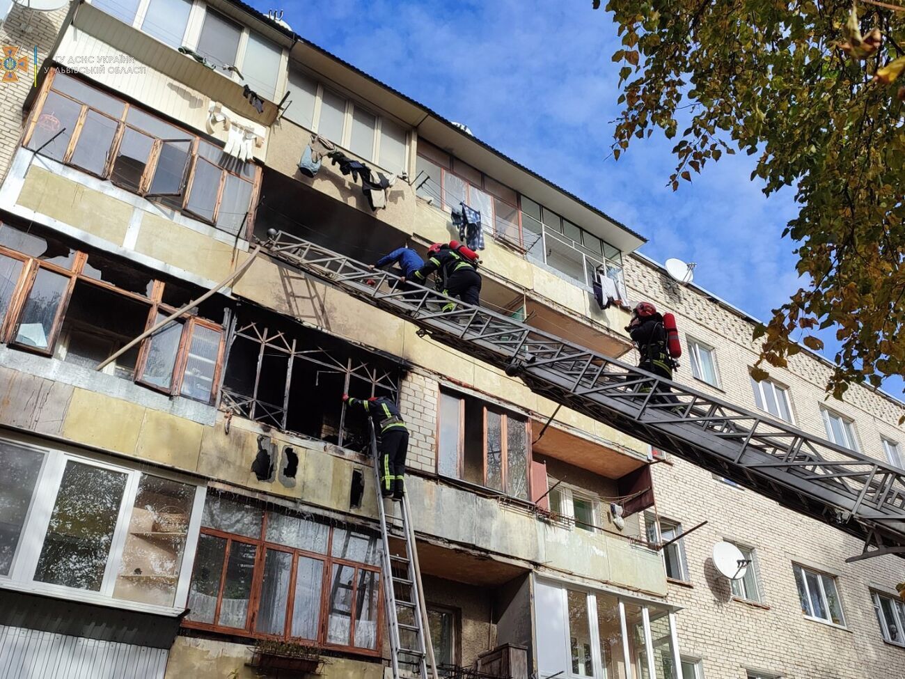 Пожежа сталася на третьому поверсі п'ятиповерхового будинку