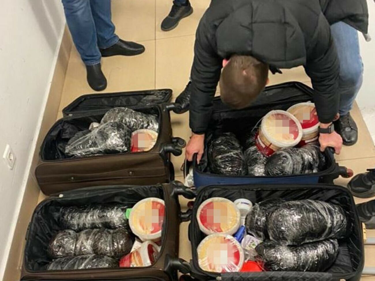 Злоумышленники прятали таблетки в личных вещах, сообщили в СБУ