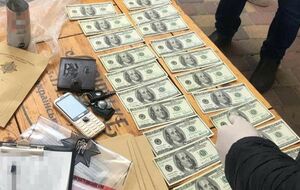 За даними СБУ, правоохоронці затримали організатора схеми і покупця під час реалізації чергової партії підроблених $2 тис.