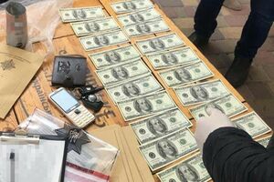 По данным СБУ, правоохранители задержали организатора схемы и покупателя при реализации очередной партии поддельных $2 тыс.