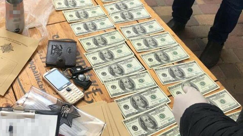 По данным СБУ, правоохранители задержали организатора схемы и покупателя при реализации очередной партии поддельных $2 тыс.
