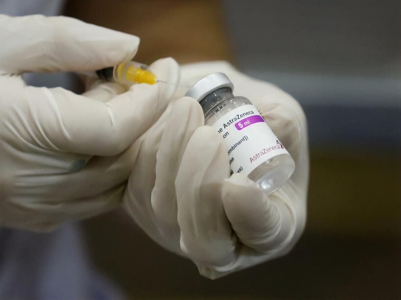 В Киеве от коронавируса привили более 900 тыс. человек