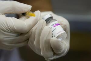 В Киеве от коронавируса привили более 900 тыс. человек