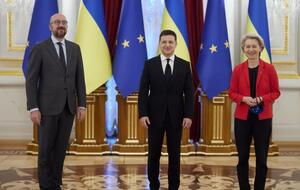 12 октября состоялся саммит Украина – ЕС при участии Мишеля (слева), Зеленского (по центру) и фон дер Ляйен (справа)