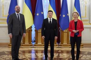 12 жовтня відбувся саміт Україна – ЄС за участю Мішеля (зліва), Зеленського (по центру) та фон дер Ляєн (праворуч)