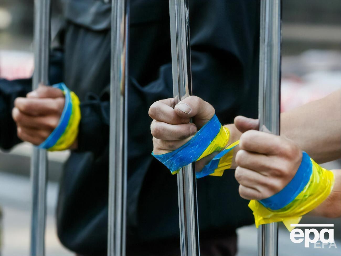 На временно оккупированных территориях Украины и в РФ незаконно удерживают около 450 украинцев, сообщал украинский президент