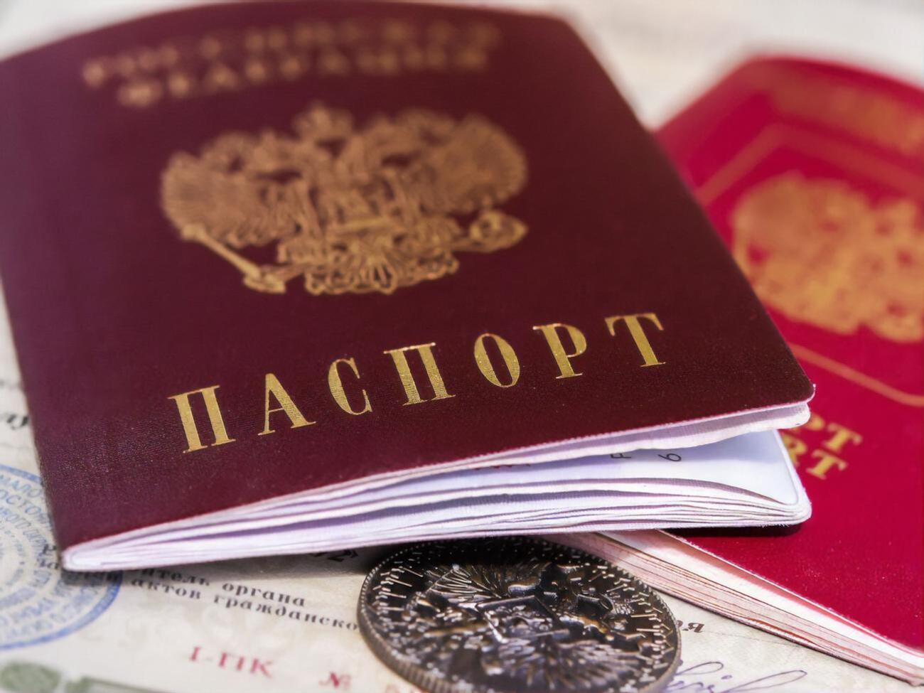 Росія масово видає паспорти жителям окупованих територій України