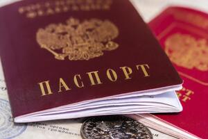 Росія масово видає паспорти жителям окупованих територій України