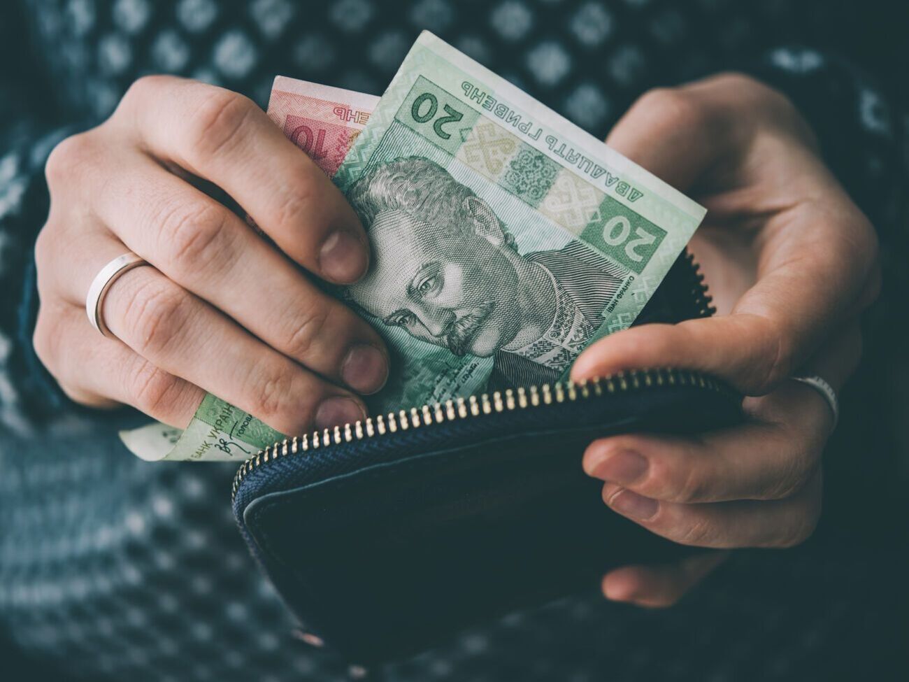 По данным Госстата, 33,4% украинцев получают зарплату до 7 тыс. грн