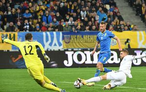 Ярмоленко (в синей форме) открыл счет на 15-й минуте матча