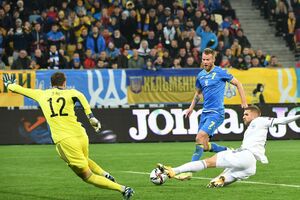 Ярмоленко (в синей форме) открыл счет на 15-й минуте матча