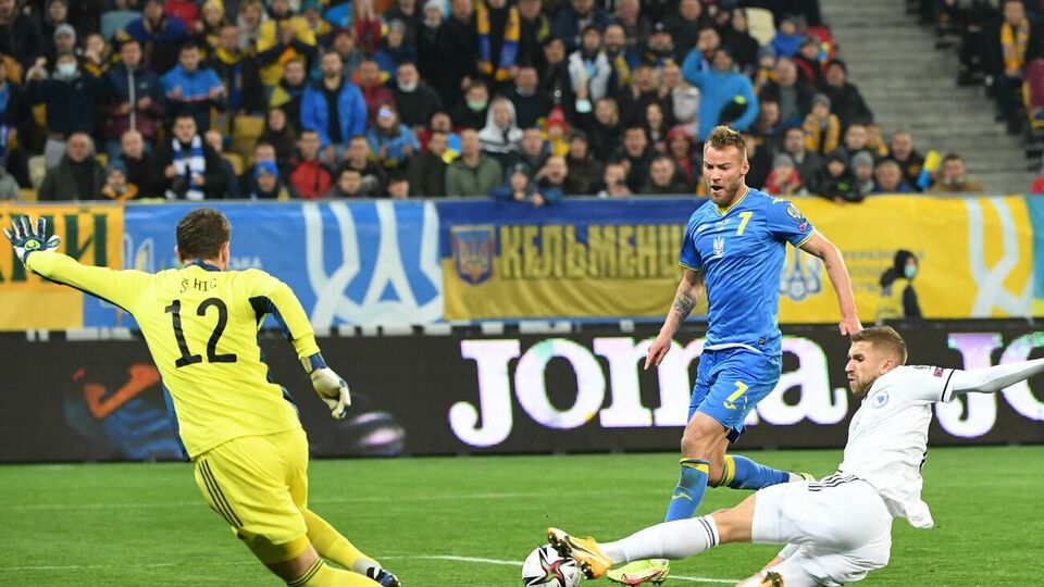 Ярмоленко (у синій формі) відкрив рахунок на 15-й хвилині матчу
