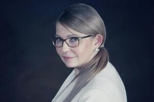 Юлия Тимошенко проехалась по регионам и сфотографировалась с сельским котом