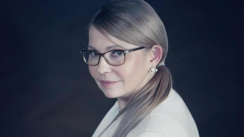 Юлия Тимошенко проехалась по регионам и сфотографировалась с сельским котом