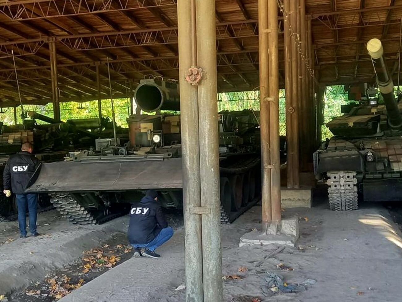 Під час обшуків правоохоронці виявили партію неякісних запчастин до бронетехніки