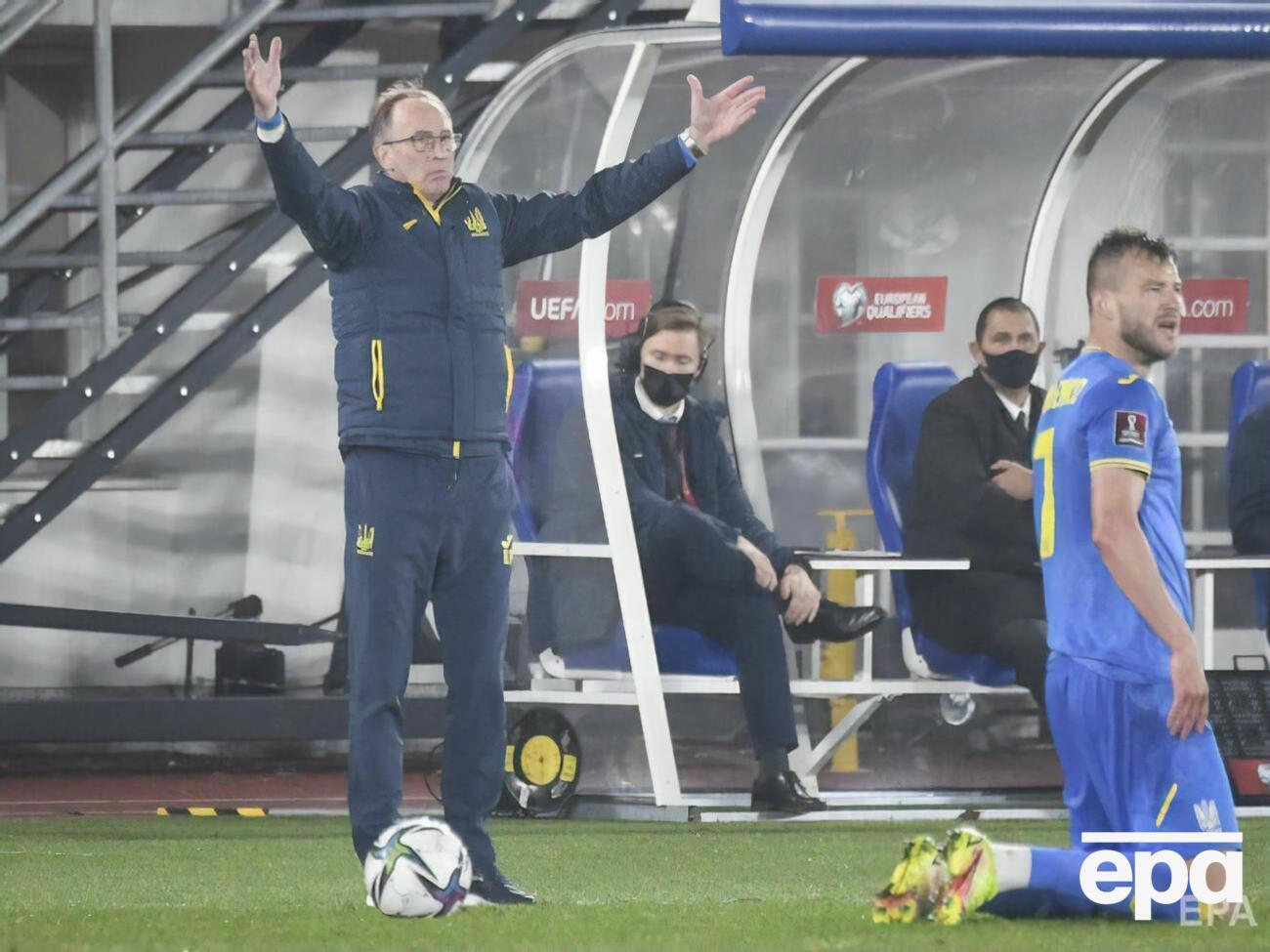 Сборная Украины тренера Петракова (слева) сохраняет шансы на выход на ЧМ 2022