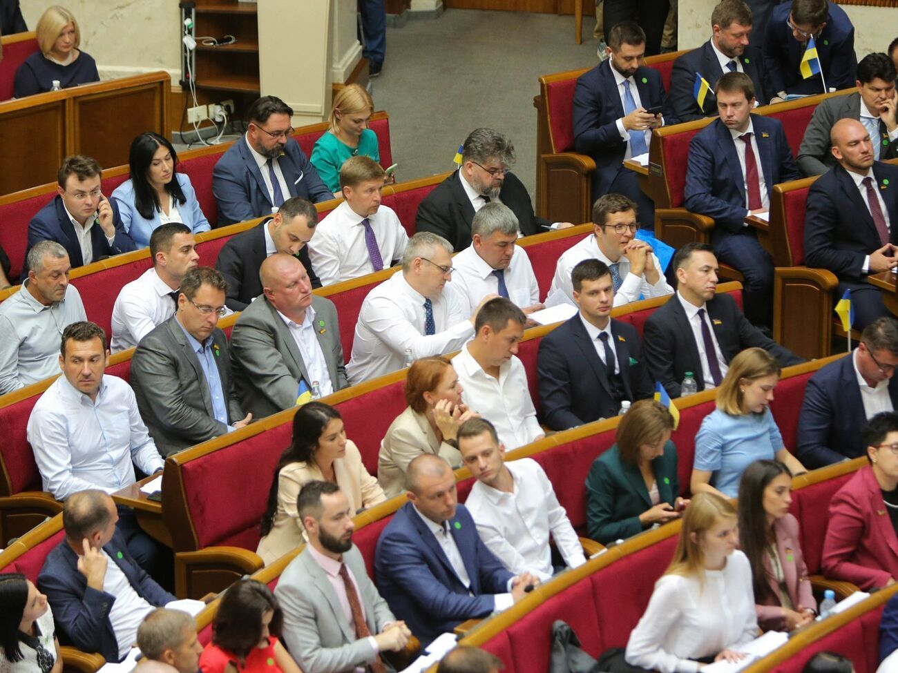 По мнению 24,3% украинцев, их интересы в обществе должны представлять политические партии