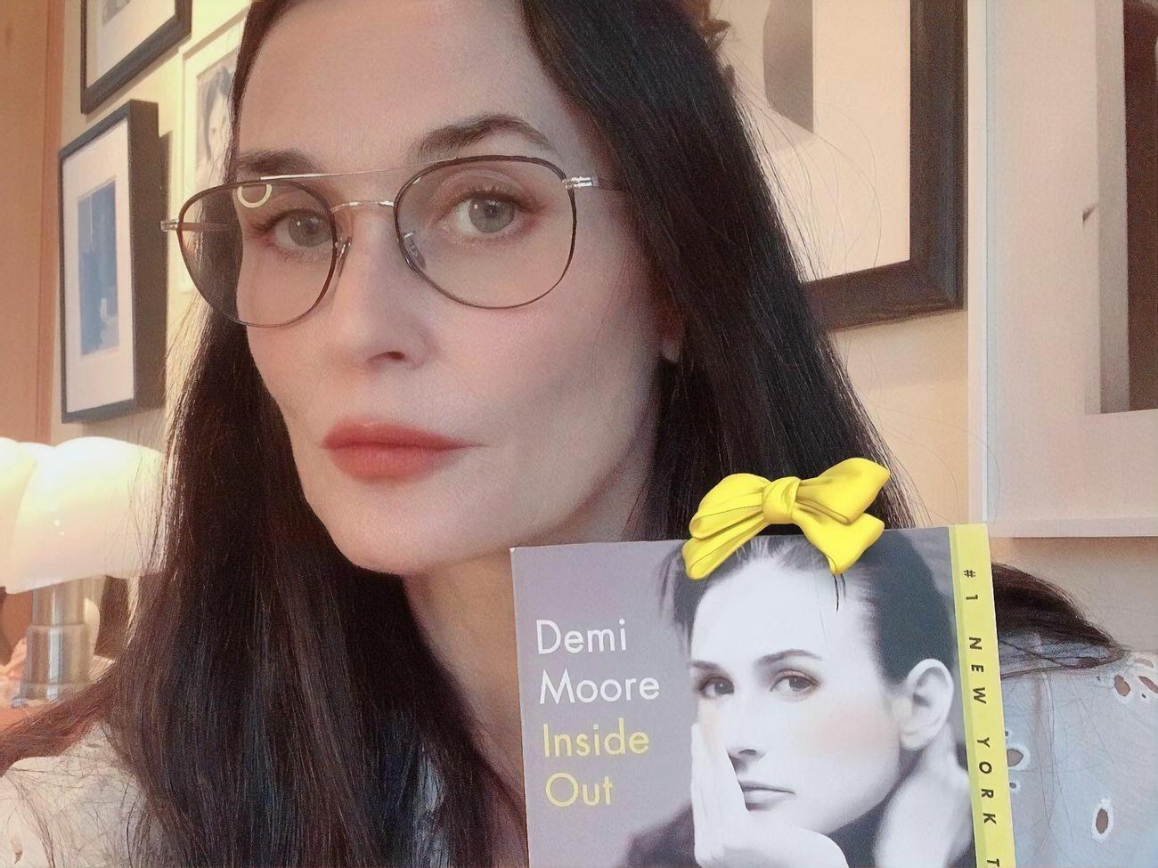 "Міць!" Демі Мур сфотографувалася на тлі гігантського фалоса