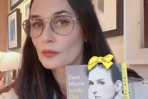 "Міць!" Демі Мур сфотографувалася на тлі гігантського фалоса