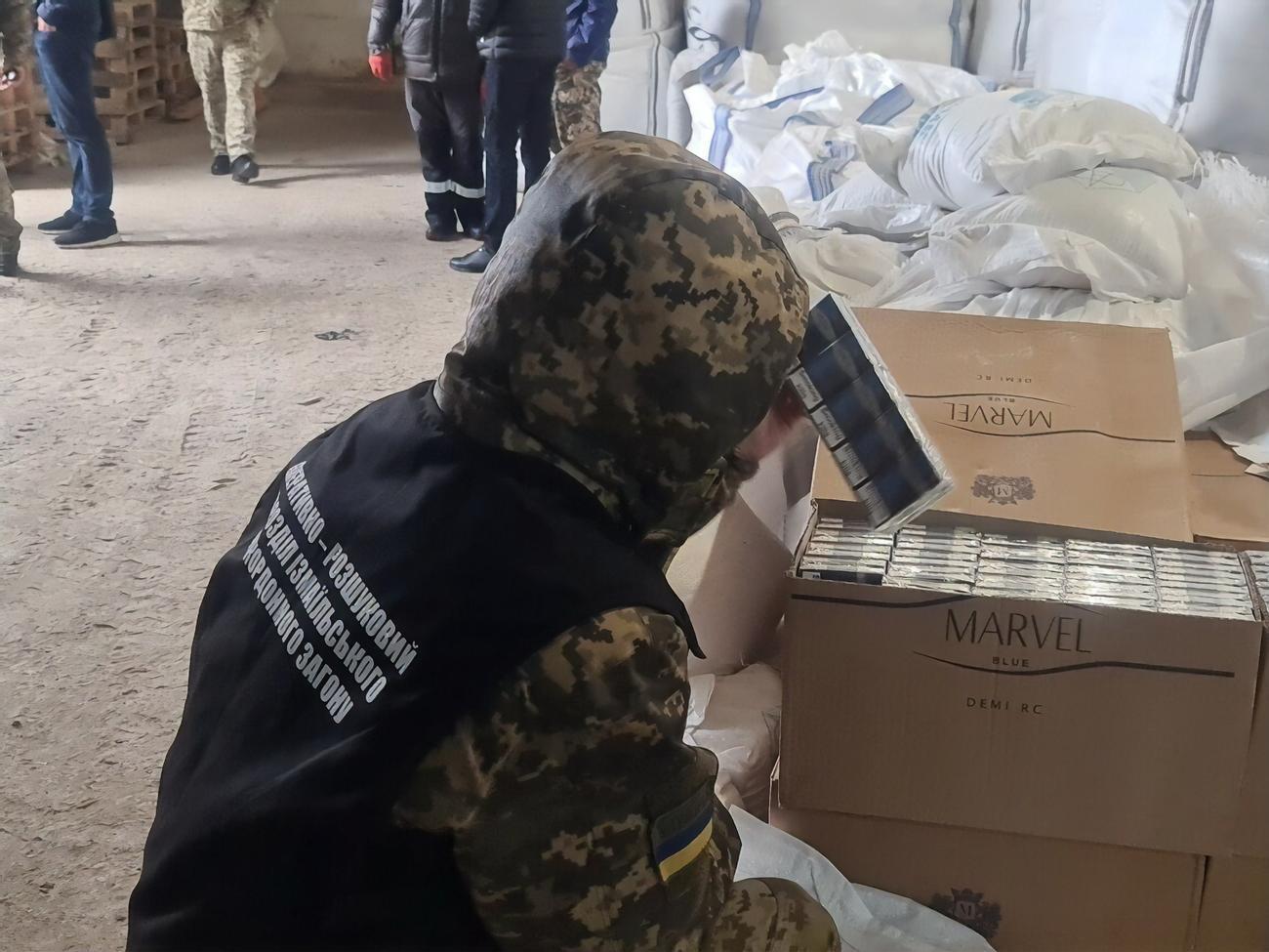 Сигарети планували переправити баржею, сховавши їх у мішки із сіллю