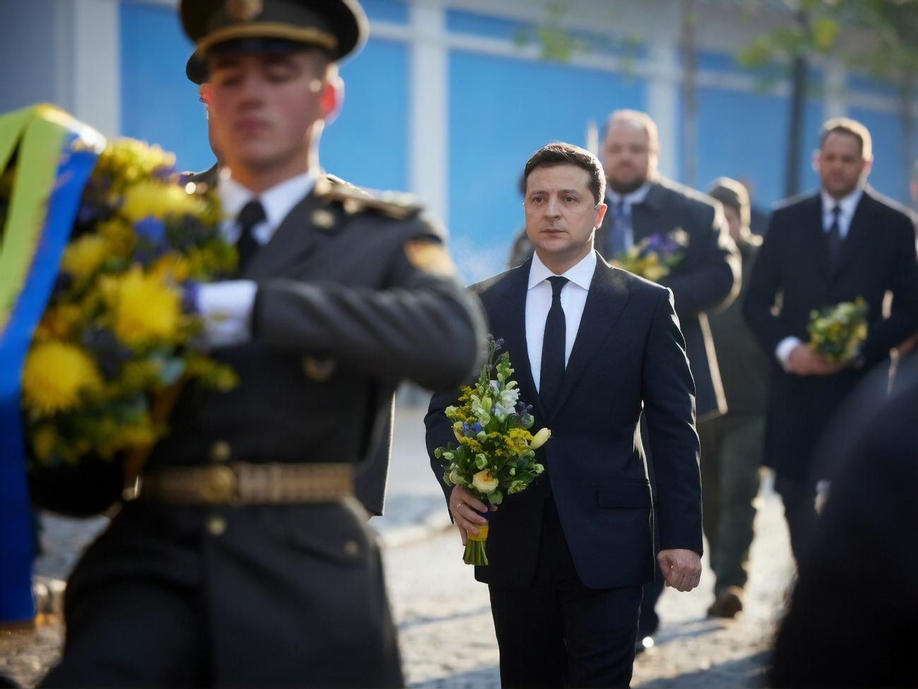 Зеленський поклав квіти до Стіни пам'яті на Михайлівській площі в Києві